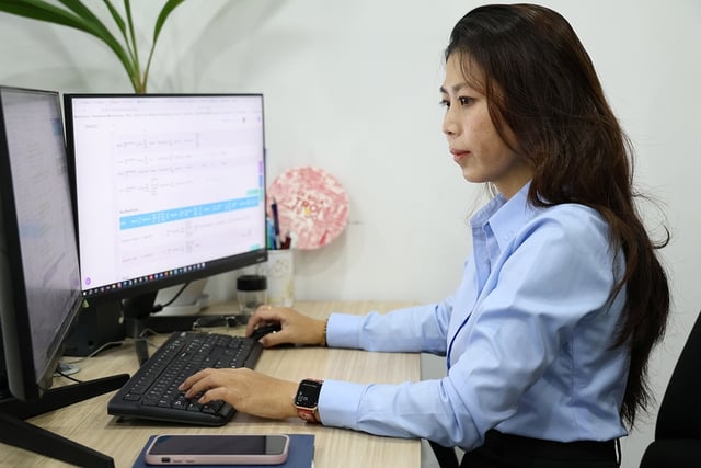 Sra. Duong Thi Ngoc Han e iniciativas de emulação patriótica na transformação digital - Foto 1. Chị Dương Thị Ngọc Hân và những sáng kiến thi đua yêu nước trong chuyển đổi số - Ảnh 1.