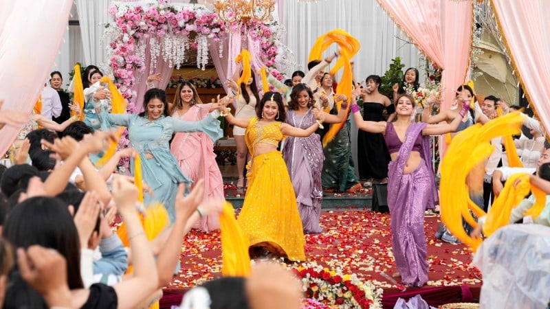 Indičtí herci ve scéně natáčené ve Vietnamu.