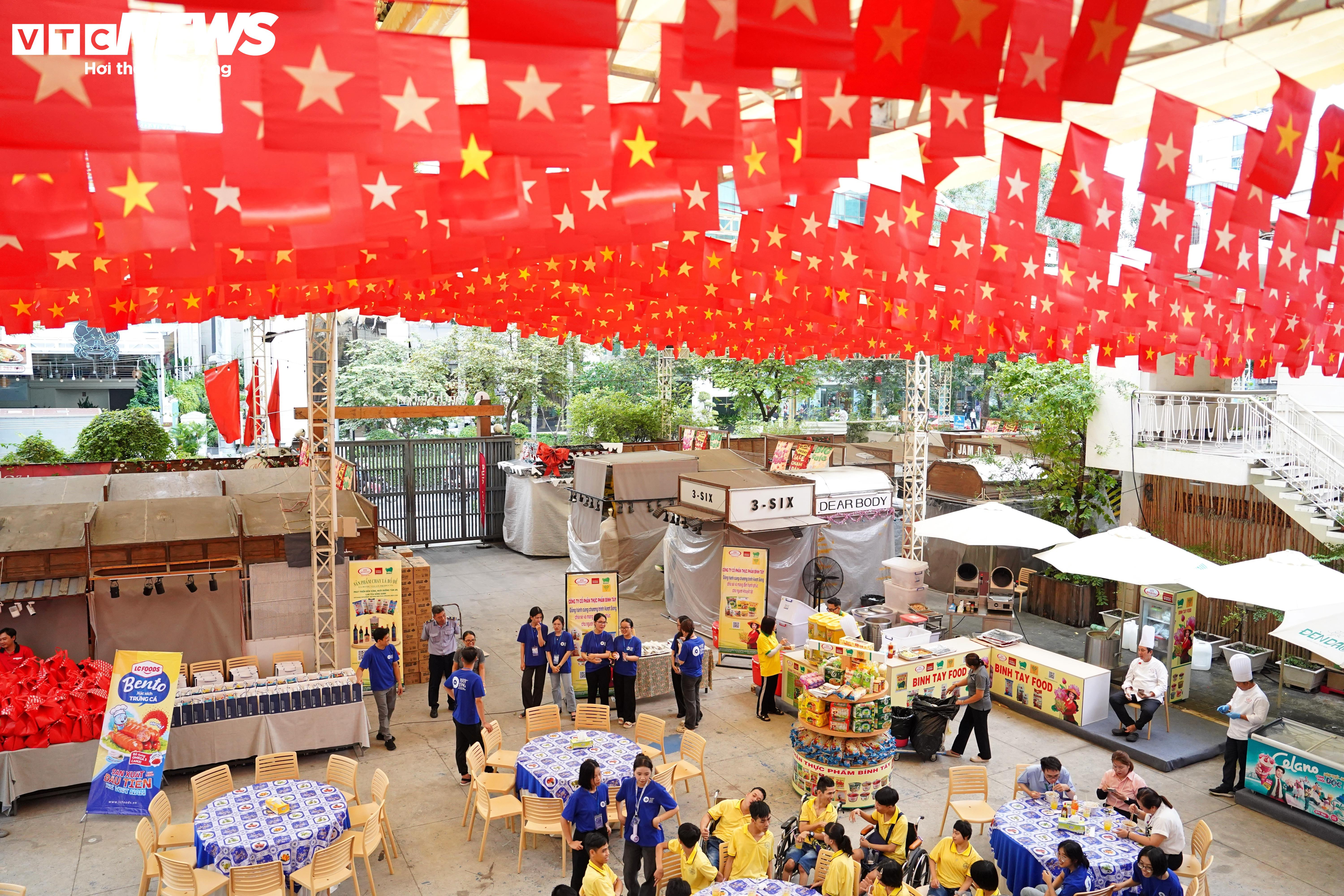 ພາບບັນຍາກາດການກໍ່ສ້າງເຮືອນວັດທະນະທຳຊາວໜຸ່ມ 25 ຊັ້ນ ໃຈກາງນະຄອນໂຮ່ຈິມິນ - 5