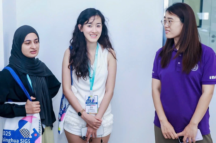 Nguyen Do Thu Phuong (Mitte) erzielte an der besten Schule der Welt die Höchstpunktzahl.