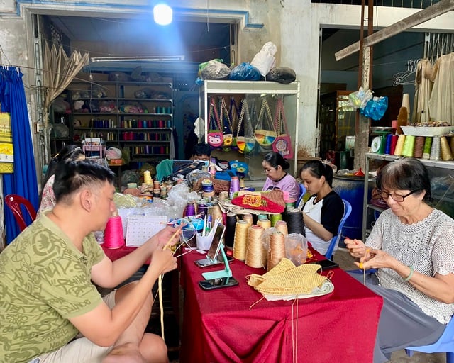 Mengajar profesion kepada mereka yang kurang upaya: Kelas Bunga Mengait di Can Tho - Foto 1.