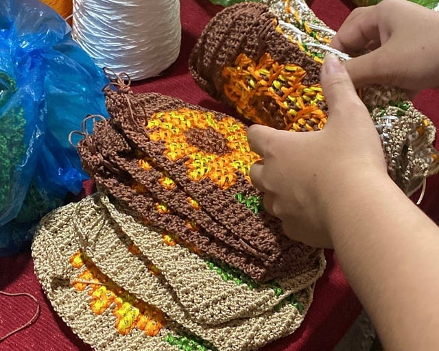 Mengajar profesion kepada mereka yang kurang upaya: Kelas Bunga Crochet di Can Tho - Foto 3.