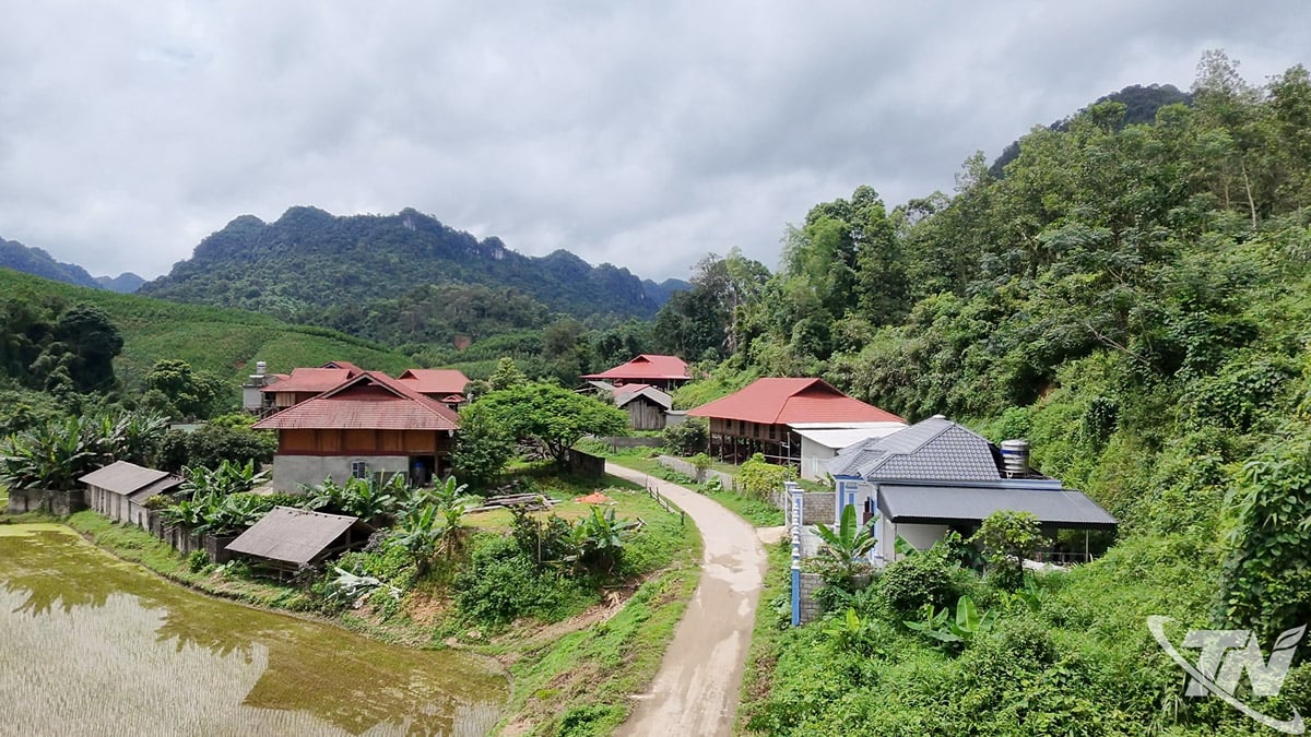 Um recanto do povoado de Trung Son (comuna de Than Sa) com casas espaçosas.