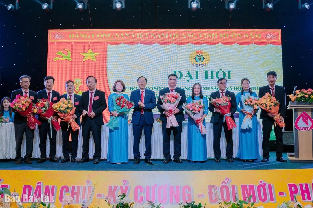 Duong Quyet Thang, a Vietnami Szociálpolitikai Bank vezérigazgatója és Dao Thai Hoa, a Dak Lak Szociálpolitikai Bank fiókjának igazgatója virággal köszöntötte a Dak Lak Szociálpolitikai Bank Szakszervezet Végrehajtó Bizottságát az új ciklusra.