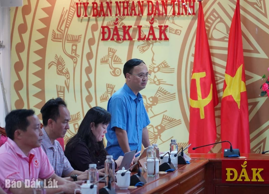 Phan Quang Minh, assisterende direktør i avdelingen for husdyrhold og veterinærmedisin, delte tapene i Dak Lak-provinsen.