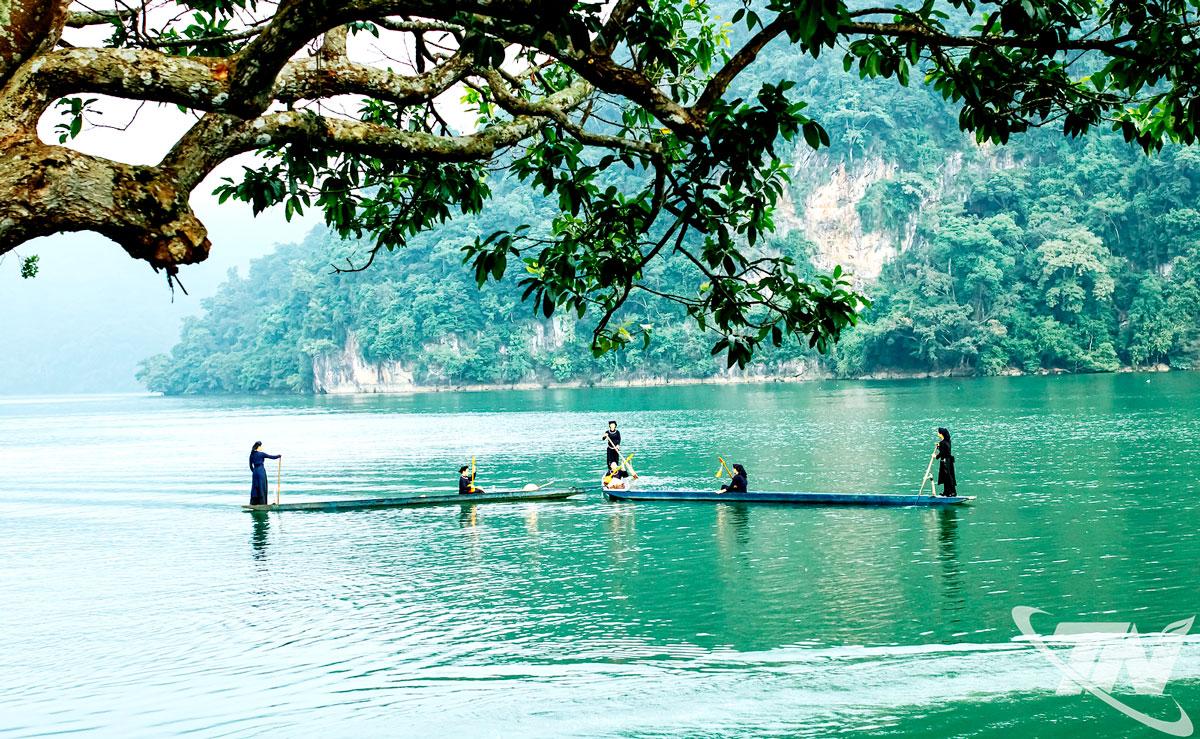 تیز رفتار، سبز اور پائیدار ترقی کے ہدف کی طرف سفر میں، تھائی نگوین ہمیشہ نسلی اقلیتوں کے ثقافتی رنگوں کو مرکزی حیثیت میں محفوظ رکھنے کا کام کرتا ہے۔ تصویر میں: پھر با بی جھیل پر گانا اور تین لٹ پرفارمنس۔