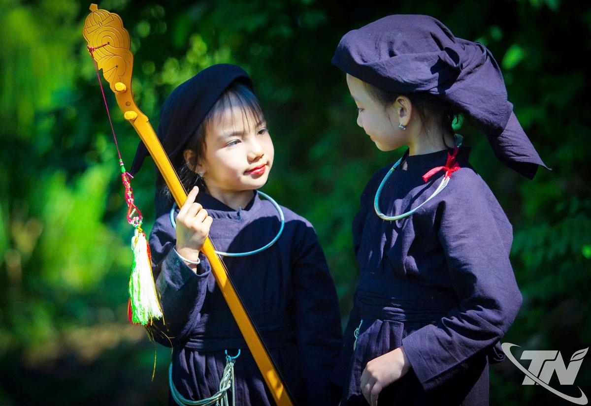 گزرنا پھر نوجوان نسل کو گانا۔