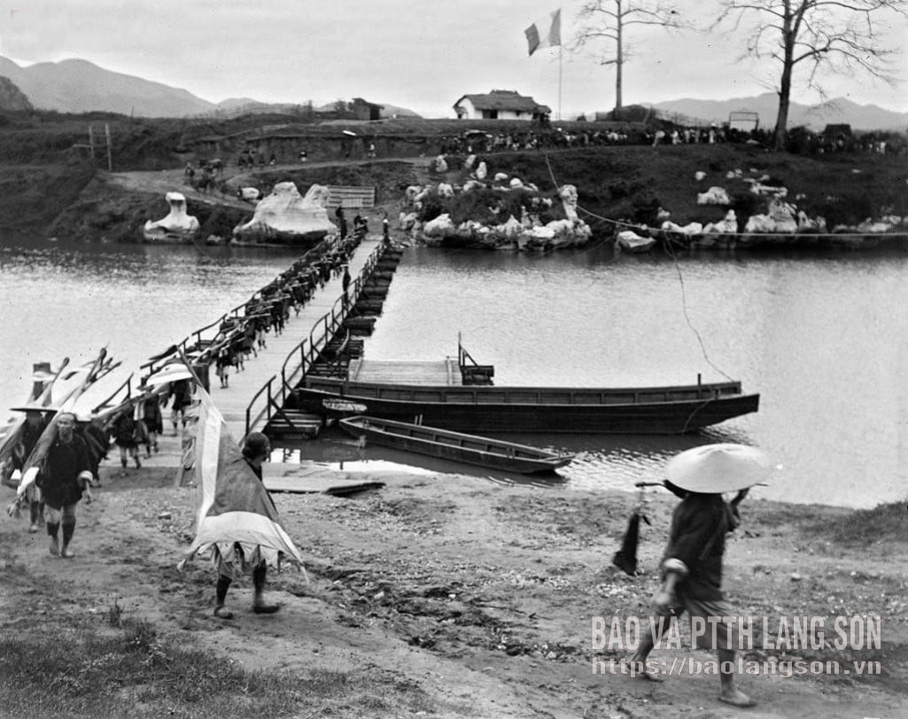 កំពង់ផែទន្លេ Ky Cung ថតក្នុងខែ មិថុនា ឆ្នាំ ១៨៩៦ (ប័ណ្ណសាររូបថត)