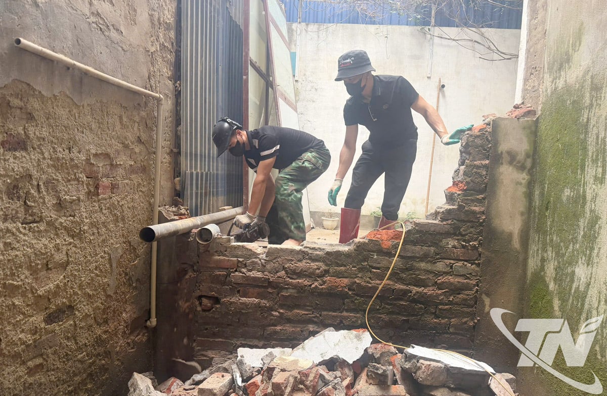 Herr Ha Sy Hoais familj på Minh Cau-gatan (Phan Dinh Phung-distriktet) har proaktivt monterat ner den långvariga byggnationen av avloppet nära sitt hus för att överlämna platsen till myndigheterna.