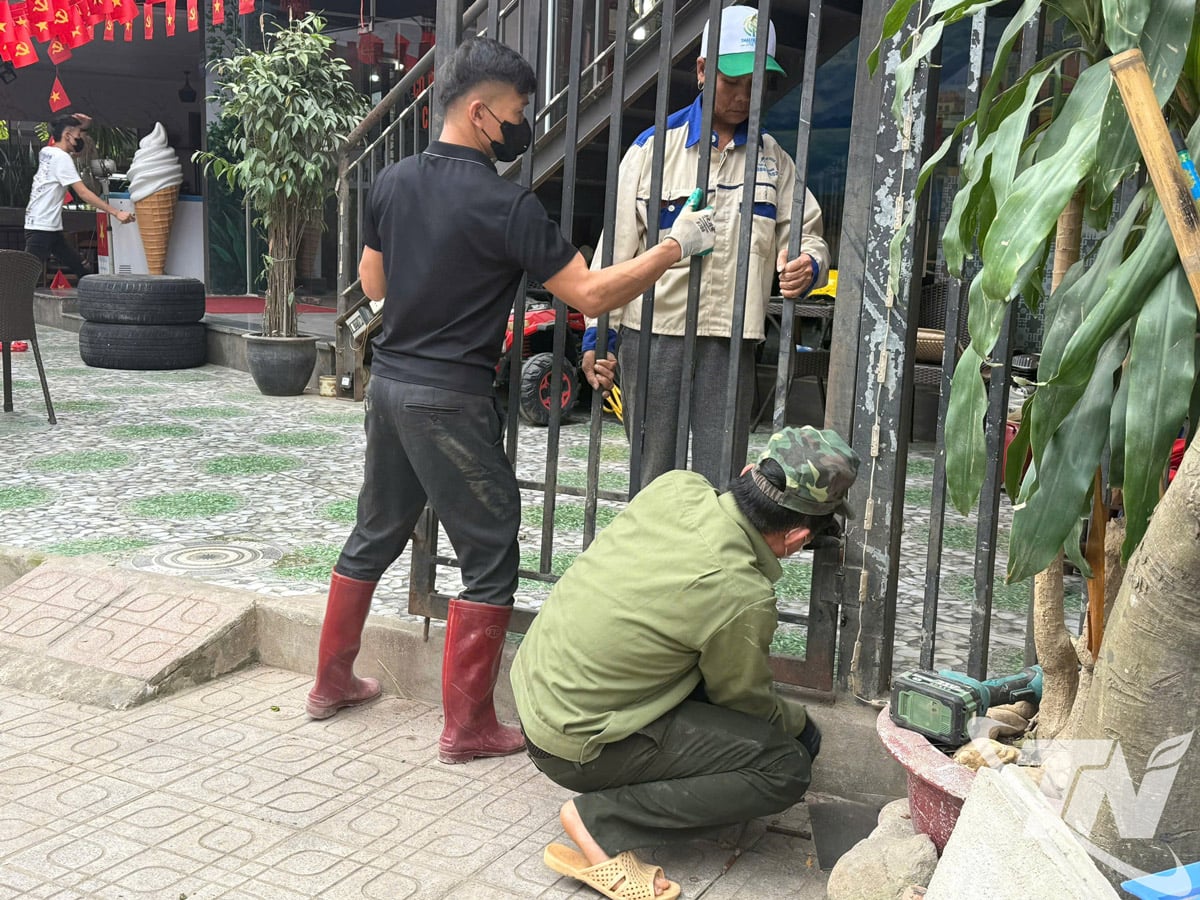 Intrånget på avloppsytan på Dam Xanh Street tas frivilligt bort av folket.