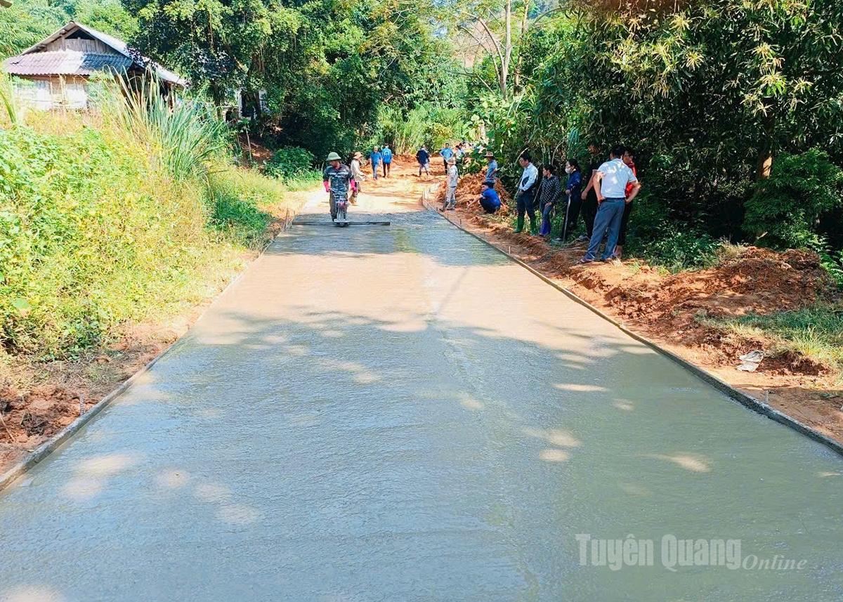 キエンティエット郡ルンクアン村の人々が協力して田舎のコンクリート道路を建設しています。