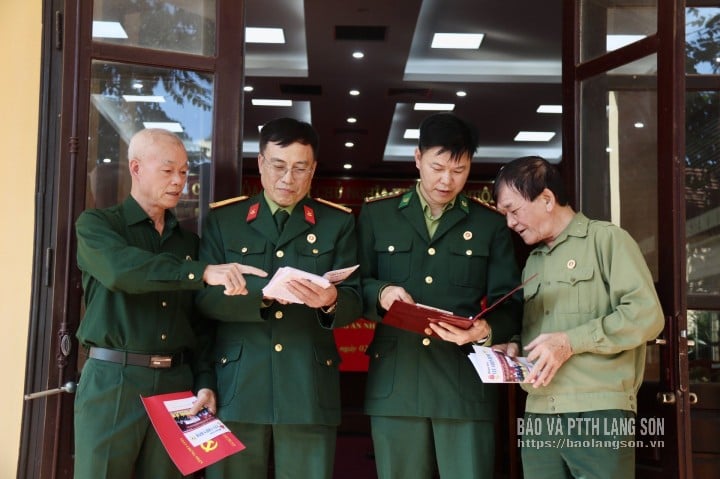 Ky Lua bölgesi Gaziler Derneği yetkilileri yasayı üyelere duyuruyor