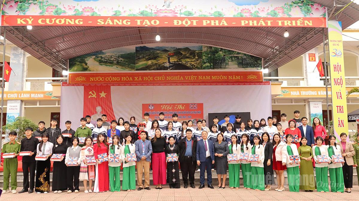 ຜູ້ຕາງໜ້າພະແນກສຶກສາທິການ ແລະ ກີລາ ແລະ ສະຖານທູດອັງກິດ ມອບຂອງຂວັນໃຫ້ນັກສຶກສາ.