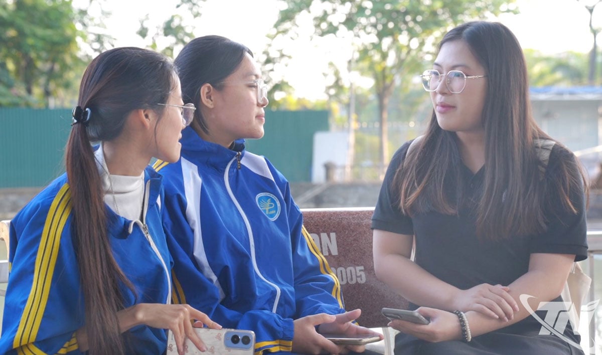 Anggota Klub Pengacara dan Manajer (Universitas Ekonomi dan Administrasi Bisnis) mensosialisasikan hukum kepada mahasiswa