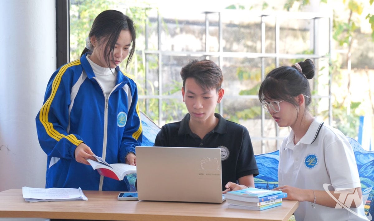 Anggota Klub Pengacara dan produser Podcast yang mempromosikan efek berbahaya narkoba