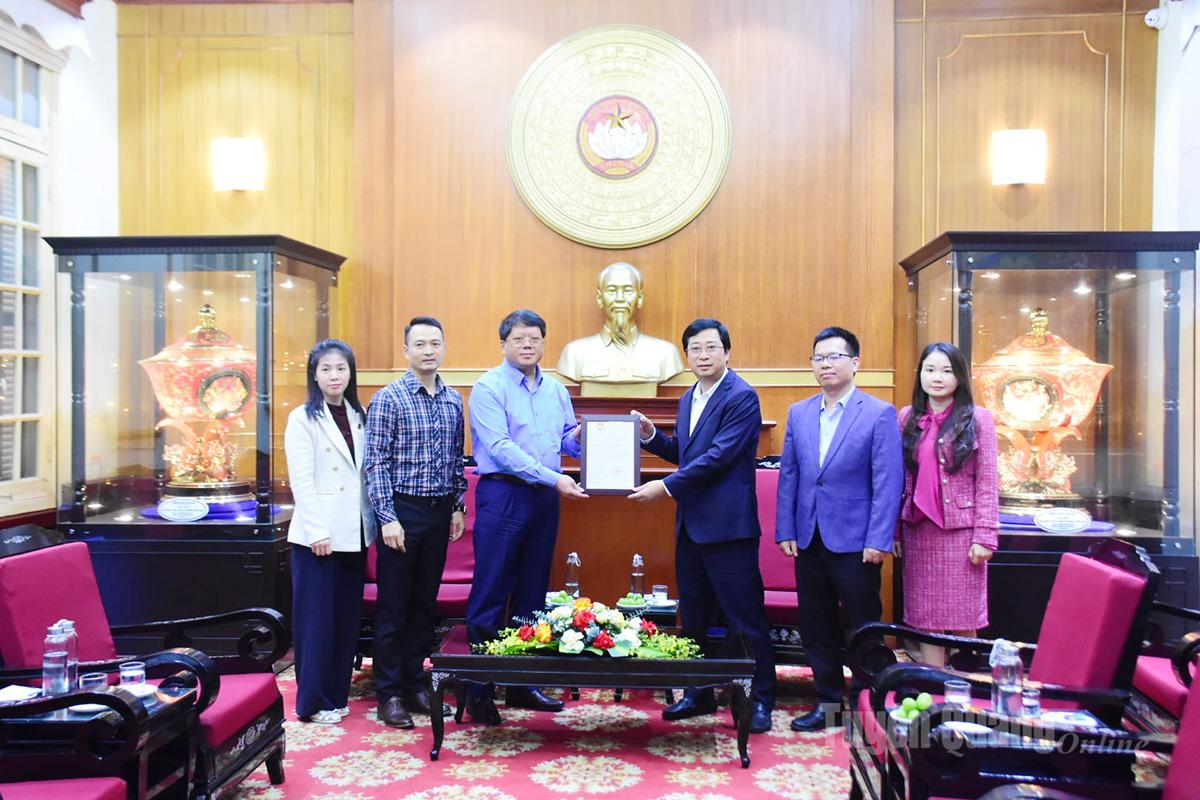 ผู้แทนคณะกรรมการกลางแนวร่วมปิตุภูมิเวียดนามนำเสนอจดหมายขอบคุณไปยังคณะกรรมการพรรค รัฐบาล และประชาชนของเตวียนกวาง