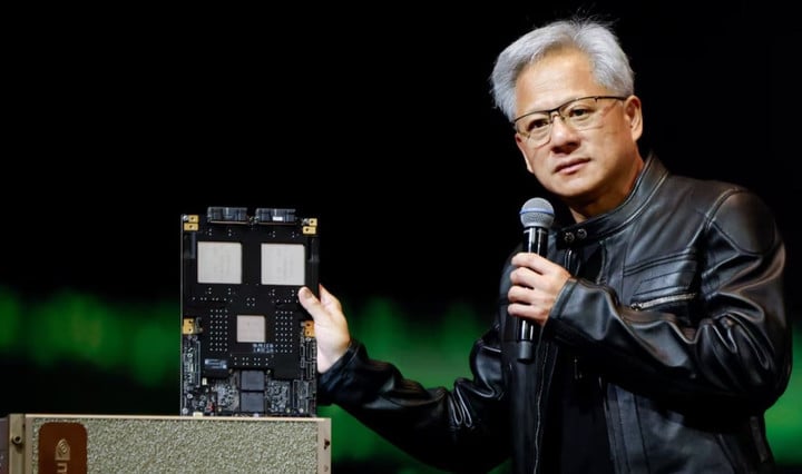 ທ່ານ Jensen Huang ເປັນຊື່ໃໝ່ສຸດໃນບັນຊີລາຍຊື່ຂອງ 10 ຄົນທີ່ຮັ່ງມີທີ່ສຸດໃນໂລກ ແລະຍັງເປັນສັນຍາລັກຂອງຍຸກມະຫາເສດຖີ AI. (ພາບ: Reuters)