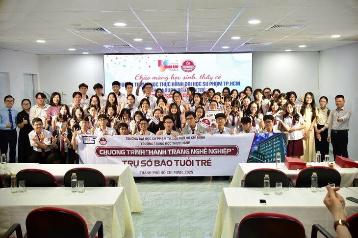 Học thực tế tại báo Tuổi Trẻ, học sinh hỏi cách tránh tin tiêu cực trên mạng xã hội? - Ảnh 1.