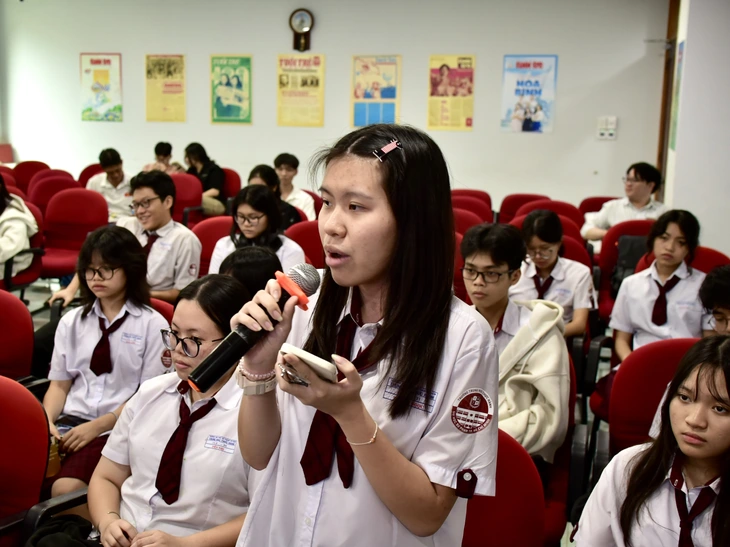 Học thực tế tại báo Tuổi Trẻ, học sinh hỏi cách tránh tin tiêu cực trên mạng xã hội? - Ảnh 2.