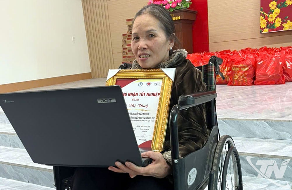 Fru Do Thi Thuy (Tan Cuong kommun), med rörelsehinder, fick stöd med en begagnad dator i början av 2025.