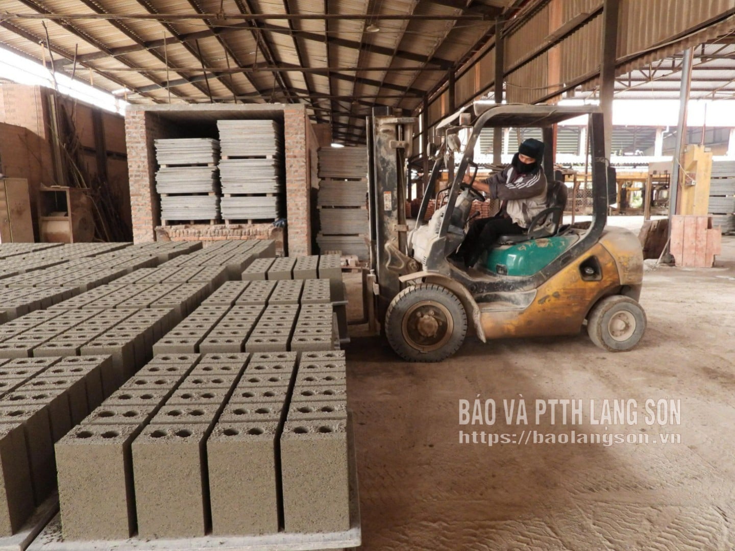 Produksjon av ubrente murstein i joint venture-selskapet mellom Phu Loc Investment and Construction Group Joint Stock Company og Lang Son Construction Joint Stock Company