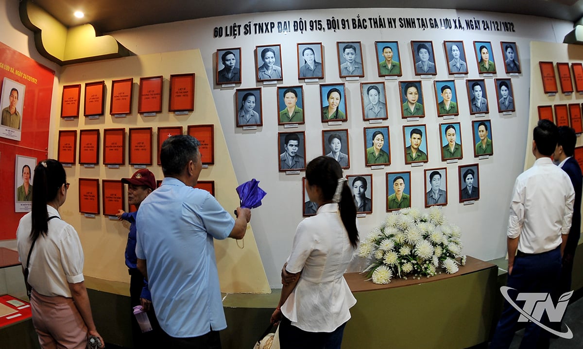 ភ្ញៀវទេសចរទៅទស្សនាតំបន់តាំងពិព័រណ៍វត្ថុបុរាណប្រវត្តិសាស្ត្ររបស់ក្រុមហ៊ុនយុវជនស្ម័គ្រចិត្ត ៩១៥។