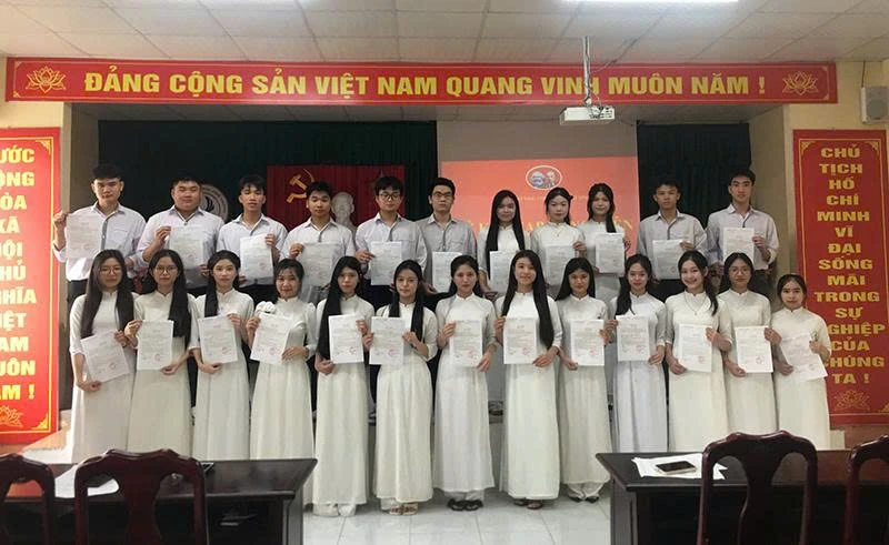 Desenvolvimento de festas entre estudantes do Ensino Médio Quang Xuong 4