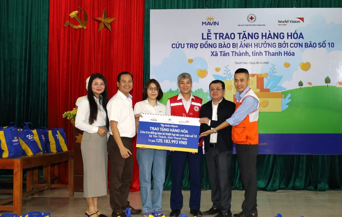 Donatie van hulpgoederen aan mensen die getroffen zijn door storm nr. 10