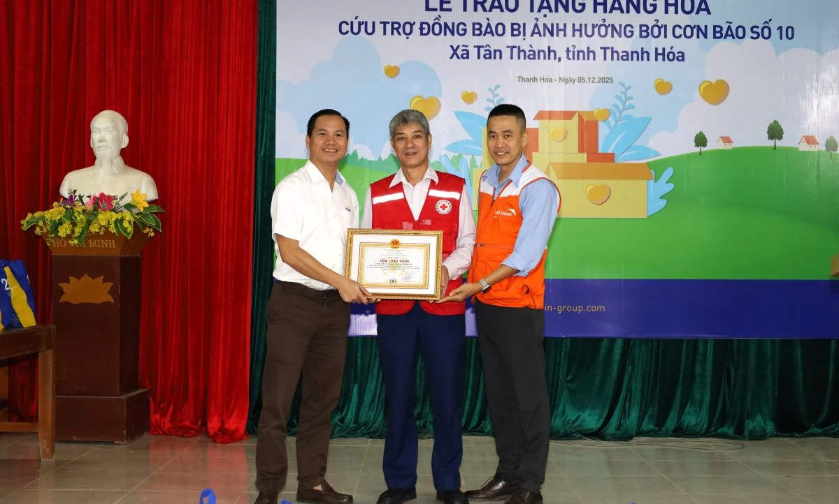 Donatie van hulpgoederen aan mensen die getroffen zijn door storm nr. 10