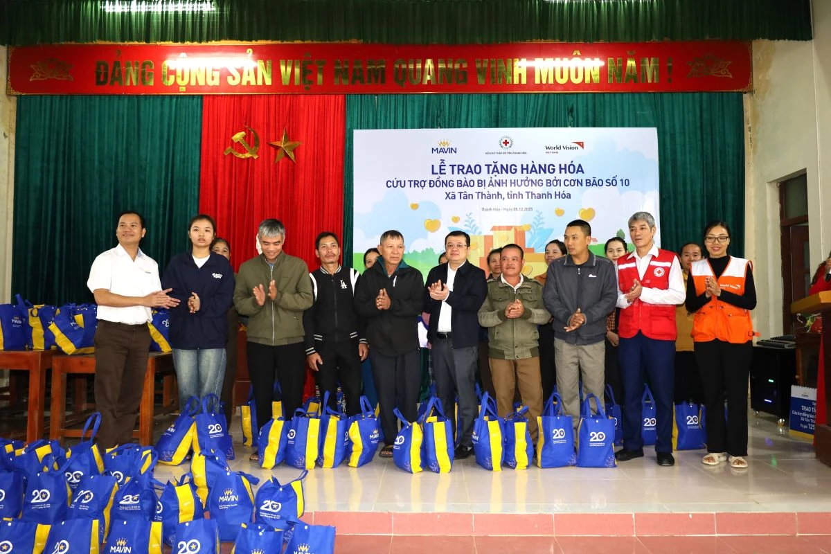 Donatie van hulpgoederen aan mensen die getroffen zijn door storm nr. 10