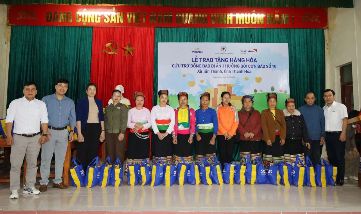 Donatie van hulpgoederen aan mensen die getroffen zijn door storm nr. 10