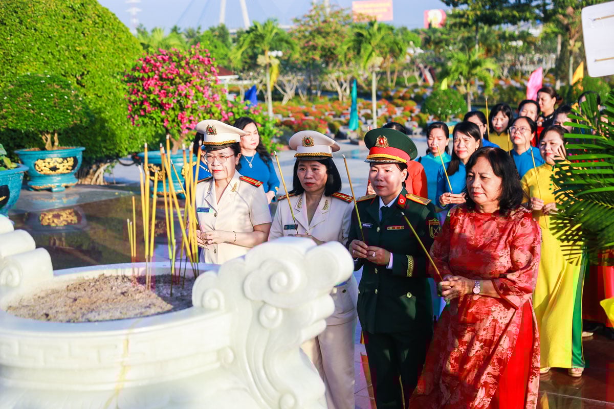 Delegados queimam incenso no Monumento aos Heróis Mártires. Foto: THINH-YEN