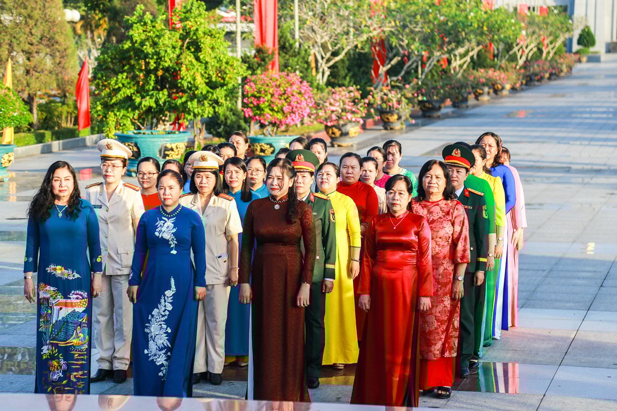 Delegadas que participaram do 1º Congresso da União das Mulheres Vietnamitas da província de Vinh Long visitaram os mártires heroicos no cemitério provincial. Foto: THINH-YEN