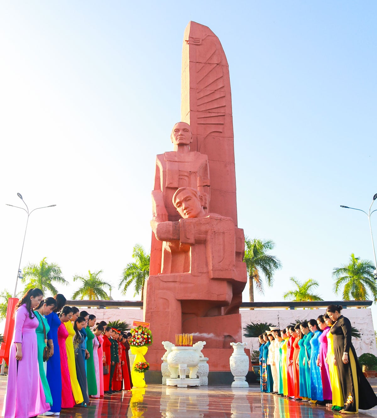 Os delegados observaram um minuto de silêncio em memória dos heróis mártires. Foto: THINH-YEN