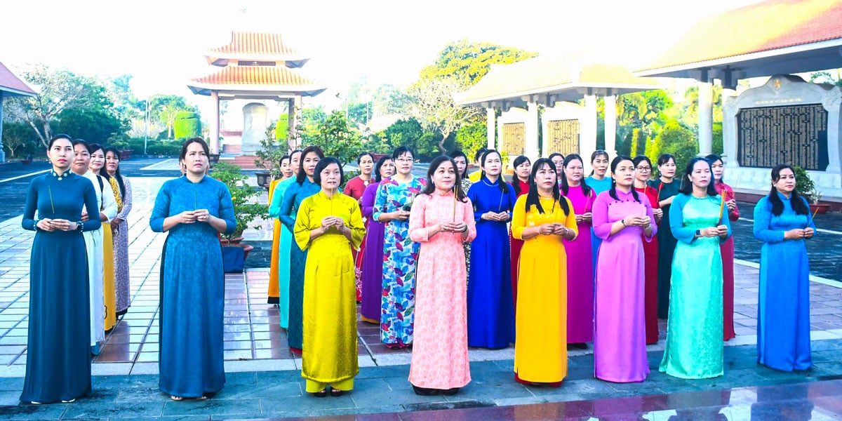 Delegadas presentes no 1º Congresso da União das Mulheres da província de Vinh Long, mandato 2025-2030, visitaram o cemitério provincial dos mártires (na área de Ben Tre). Foto: CAM TRUC
