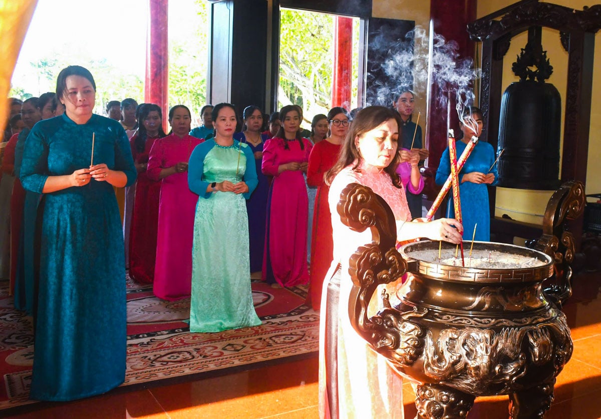 A Sra. Do Thi Hue Anh, vice-presidente da União Provincial das Mulheres, e outras delegadas queimaram incenso em homenagem ao espírito heroico da General Nguyen Thi Dinh. Foto: CAM TRUC