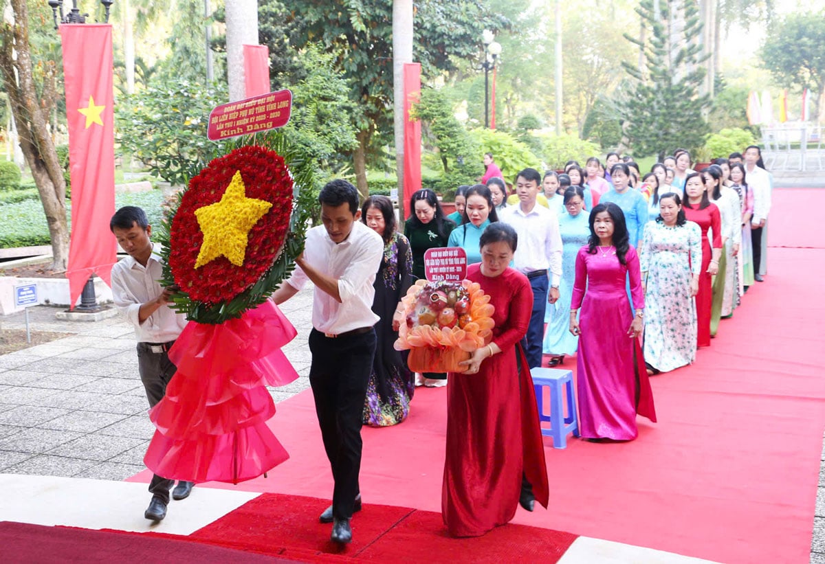 Delegados oferecem flores e presentes no Templo do Tio Ho. Foto: NGOC XOAN