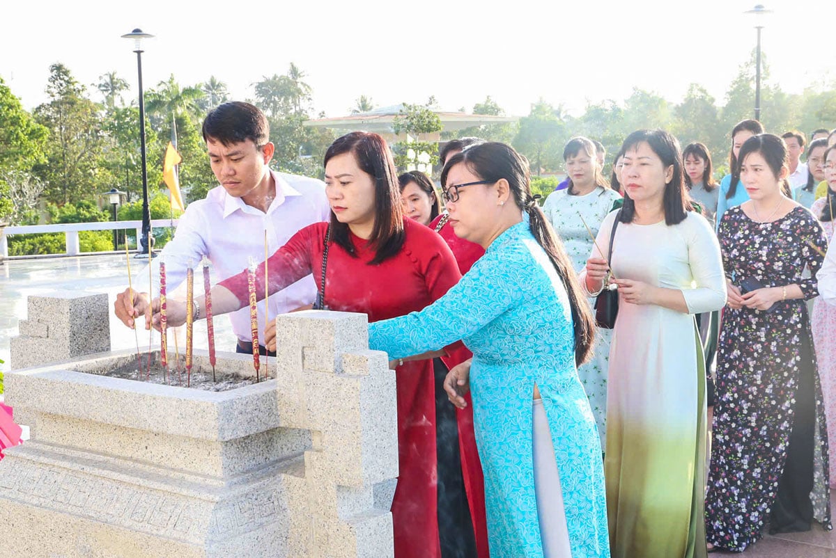 Delegados oferecem incenso no Monumento aos Mártires, no Cemitério Provincial dos Mártires (Distrito de Long Duc). Foto: NGOC XOAN