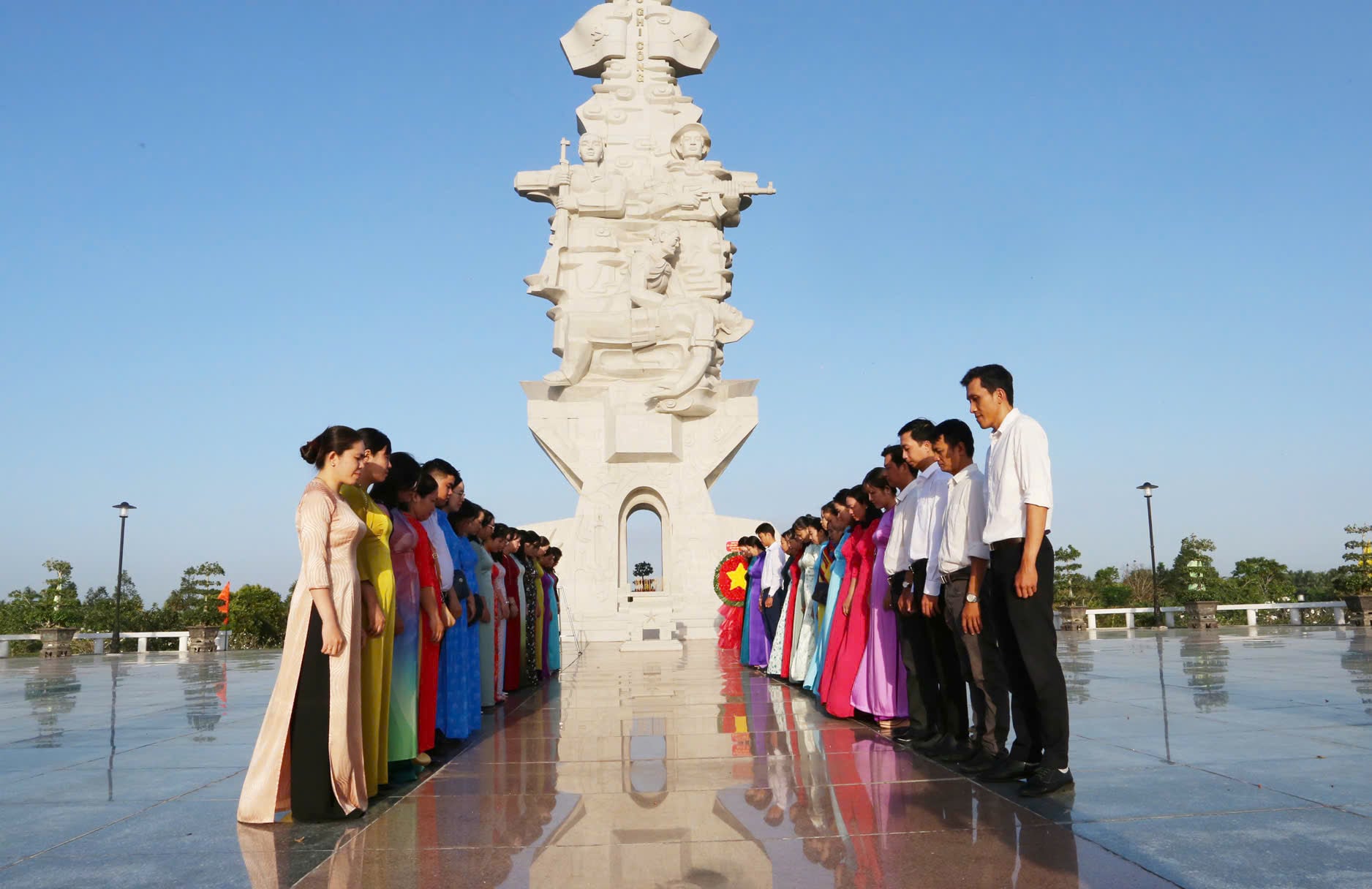 Os delegados observaram um minuto de silêncio em memória das grandes contribuições dos heróis mártires. Foto: NGOC XOAN