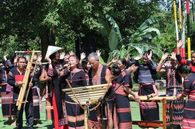 ທ້າຍອາທິດກ່ຽວກັບພື້ນທີ່ວັດທະນະທໍາ Co Tu ຢູ່ໝູ່ບ້ານວັດທະນະທຳບັນດາເຜົ່າ ແລະ ທ່ອງທ່ຽວຫວຽດນາມ - ຮູບ 1. Cuối tuần trải nghiệm không gian văn hóa Cơ Tu tại Làng Văn hóa - Du lịch các dân tộc Việt Nam - Ảnh 1.
