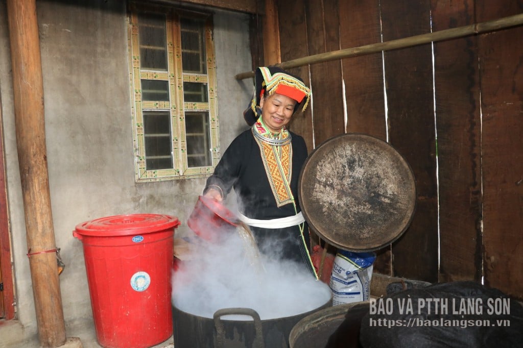 La Sra. Nguyen Thi Huyen, de la aldea de Lan Chau, prepara agua medicinal para servir a los clientes.