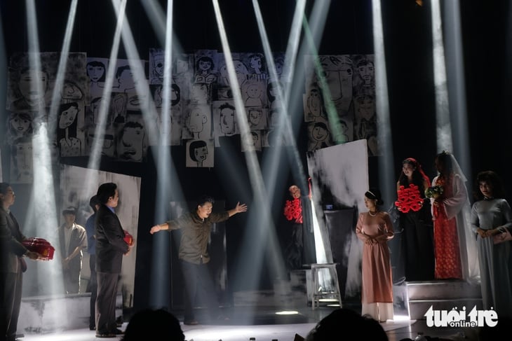 เยาวชนนำละครเรื่อง No King ของเหงียน ฮุย เทียป ขึ้นเวที - ภาพที่ 2 Nguyễn Huy Thiệp - Ảnh 2.