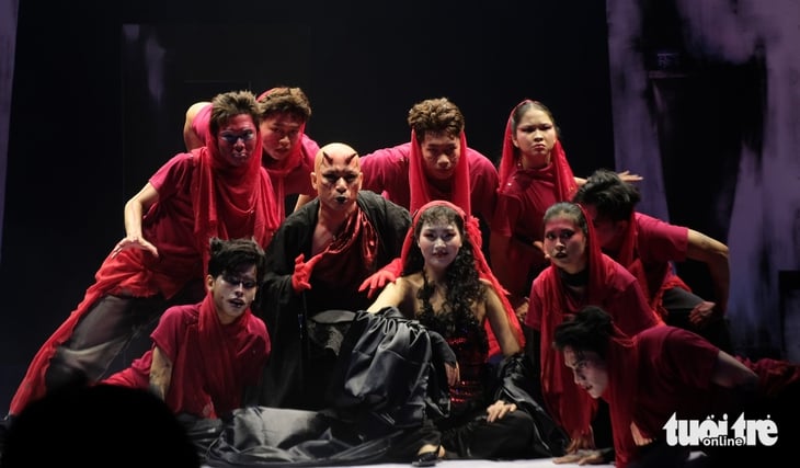 เยาวชนนำละครเรื่อง No King ของเหงียน ฮุย เทียป ขึ้นเวที - ภาพที่ 3 Nguyễn Huy Thiệp - Ảnh 3.