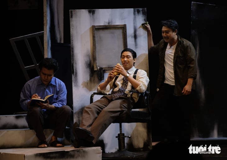 เยาวชนนำละครเรื่อง No King ของเหงียน ฮุย เทียป ขึ้นเวที - ภาพที่ 4 Nguyễn Huy Thiệp - Ảnh 4.