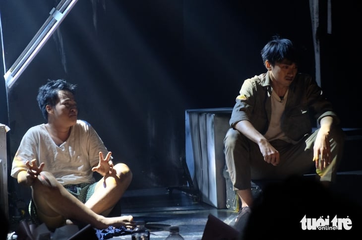 เยาวชนนำละครเรื่อง No King ของเหงียน ฮุย เทียป ขึ้นเวที - ภาพที่ 5 Nguyễn Huy Thiệp - Ảnh 5.