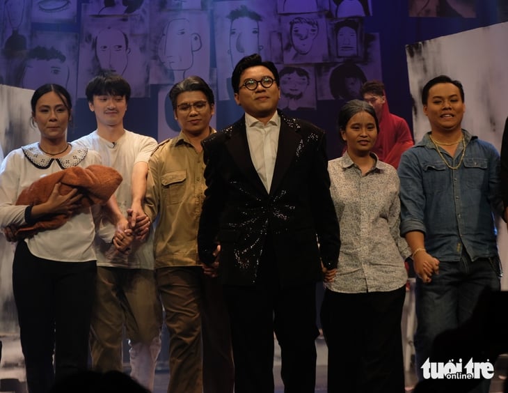 เยาวชนนำละครเรื่อง No King ของเหงียน ฮุย เทียป ขึ้นเวที - ภาพที่ 6 Nguyễn Huy Thiệp - Ảnh 6.