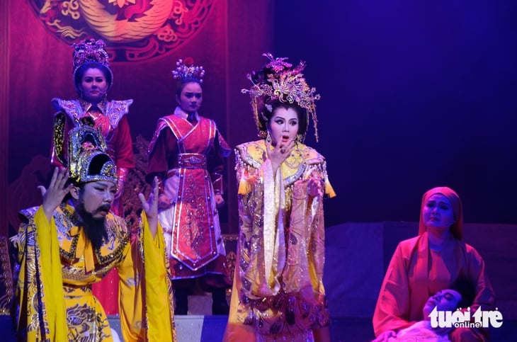 เยาวชนนำละครเรื่อง No King ของเหงียน ฮุย เทียป ขึ้นเวที - ภาพที่ 7 Nguyễn Huy Thiệp - Ảnh 7.