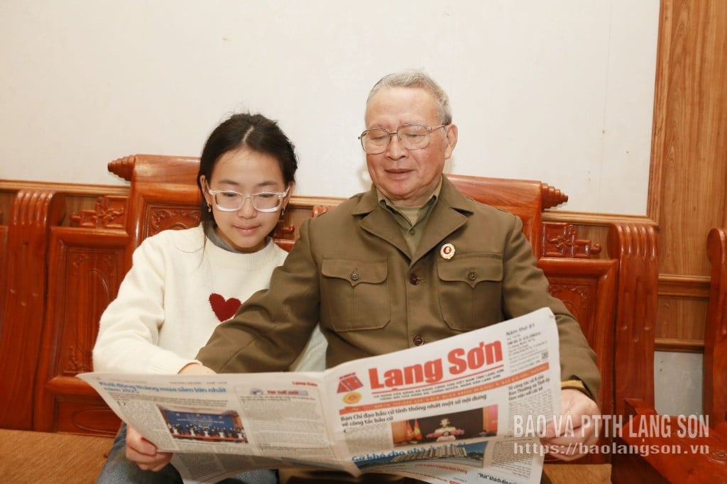 Herr Ninh liest Bücher und Zeitungen, um Informationen zu sammeln, die er für Propagandaarbeit in Wohngebieten nutzen kann.