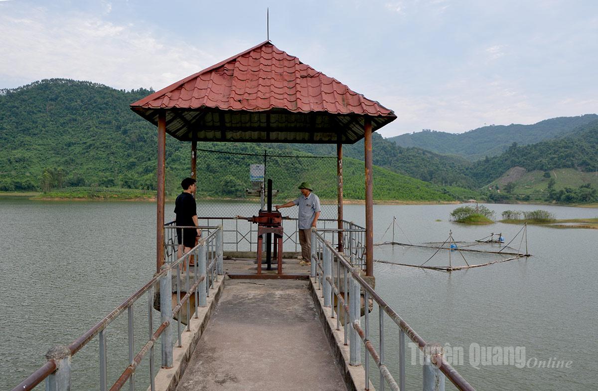 ہوانگ کھائی لیک مینجمنٹ بورڈ کا عملہ جھیل پر واٹر ریگولیشن والو سسٹم کو چیک کر رہا ہے۔