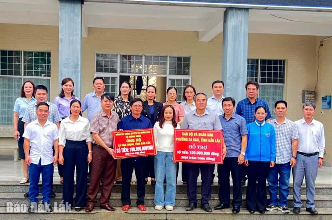 Οι ηγέτες της περιφέρειας Ea Kao και της κοινότητας Krong Nang απένειμαν συμβολικές πλακέτες των 100 εκατομμυρίων VND ο καθένας στους ηγέτες της κοινότητας Hoa Thinh για να βοηθήσουν την περιοχή να ανακάμψει από τις πλημμύρες.